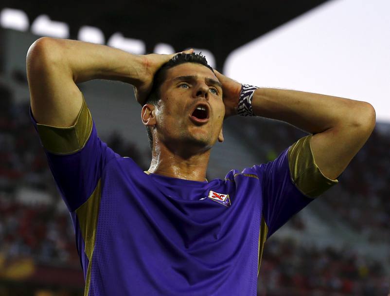 Mario Gomez, 7 gol con la Fiorentina tra il 2013 e il 2015. In Bundesliga per 7 anni in doppia cifra con un titolo di capocannoniere al Bayern. Reuters